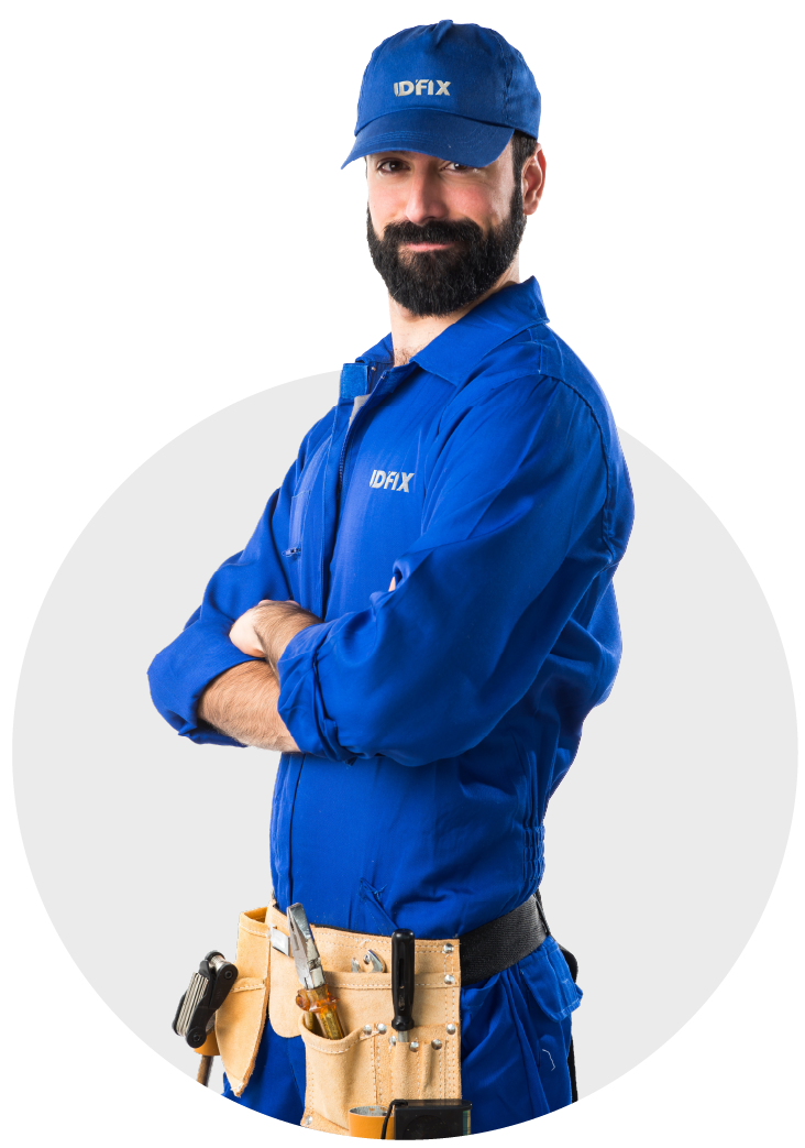Technicien du Service Après-Vente (SAV) ID'FIX en uniforme bleu, les bras croisés avec sa ceinture à outils, prêt à intervenir.
